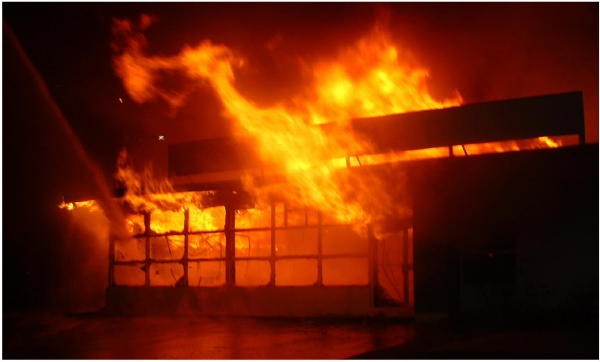 Ladder 21's stream begins to work on the front of the building.